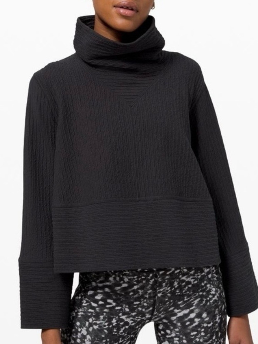 Lululemon Retreat Yourself Pullover Black Textured
Size M/L
